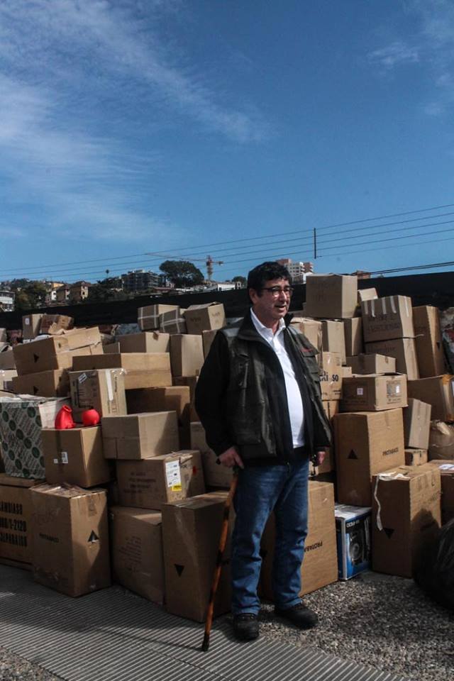 Justo Pastor Mellado, Director of Parque Cultural de Valparaiso, supervising food & supply donations.