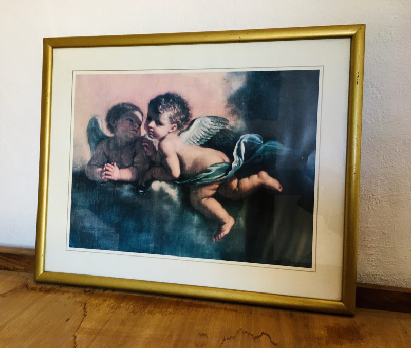 Beautiful Framed Print of Renaissance Pair of Cherub Angels. Mint condition. Gold Wood Frame & White Matting. Ready to Hang in the Wall. Measures 21 inches width x 17 inches height. $450 pesos.