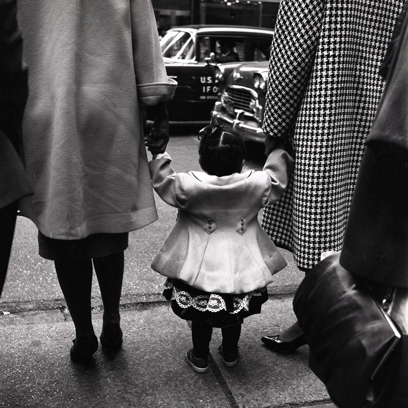 Vivian Maier, Chicago, Holding Hands. 1961.